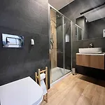 Διαμέρισμα By The River Walonska 15 - Gym - Sauna - Jacuzzi *