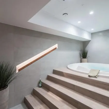 By The River Walonska 15 - Gym - Sauna - Jacuzzi شقة *