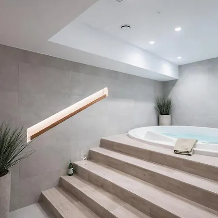 By The River Walonska 15 - Gym - Sauna - Jacuzzi * ヴロツワフ